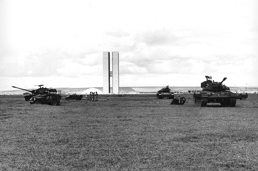 Tanques frente al Congreso Nacional luego del golpe militar. Brasilia, 1964.