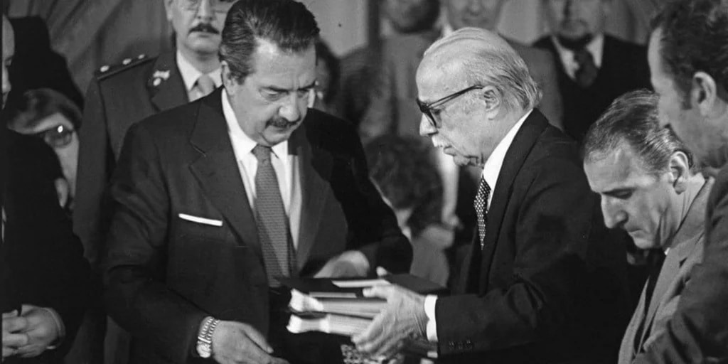 Entrega del informe "Nunca Más" por parte de Ernesto Sábato a Raúl Alfonsin (Buenos Aires, 20/9/1984)