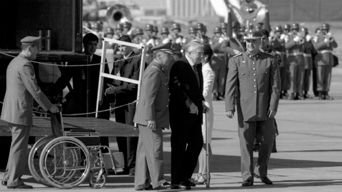 Llegada de Pinochet a Chile luego de ser extraditado desde Londres (2 de marzo del 2000, Santiago de Chile)