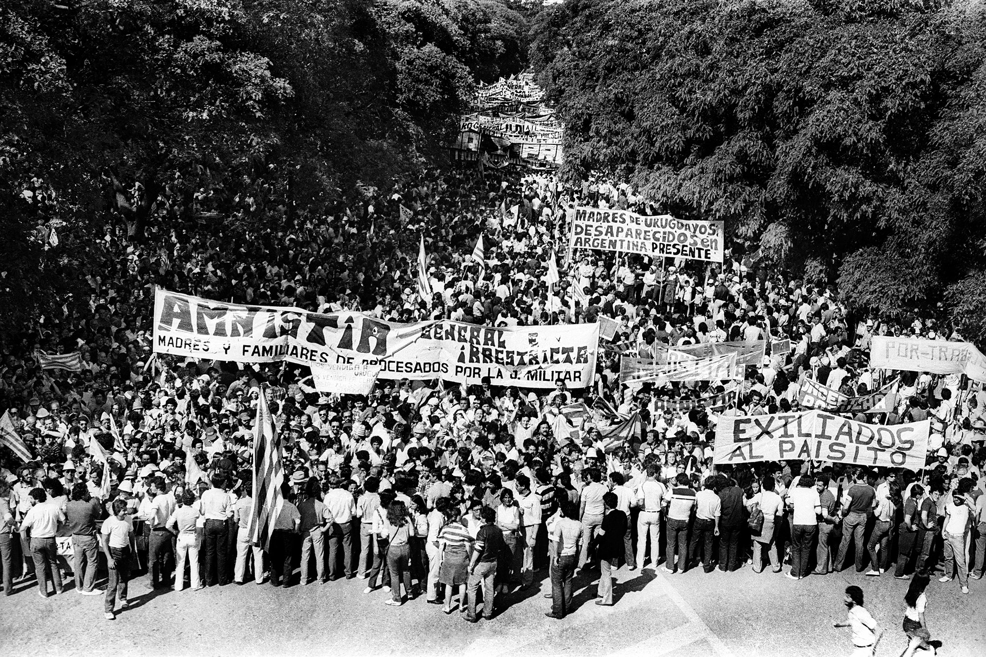 Fotografía de un acto multitudinario en Uruguay reclamando democracia. (27/11/1983, Montevideo)
